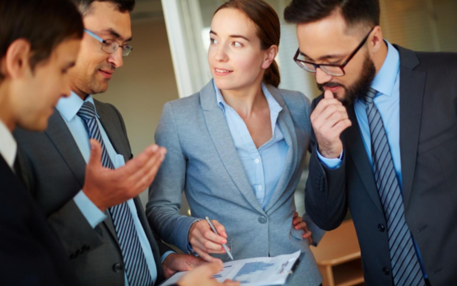 Professionnel analysant des données financières